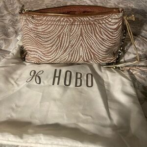 Hobo Darcy luxe crossbody leopard ginger color.   Slightly used